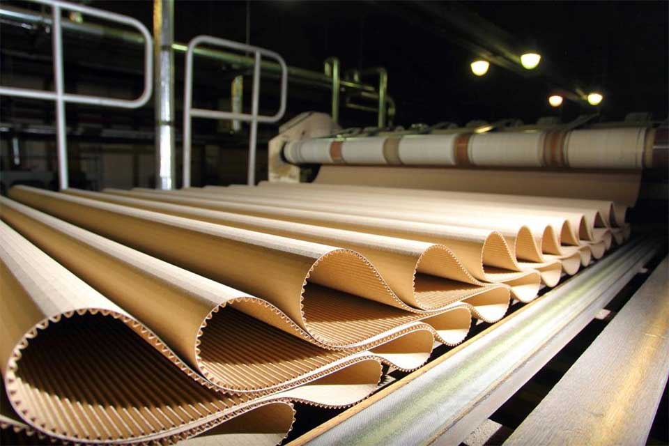 Processo industrial com papelão ondulado face simples